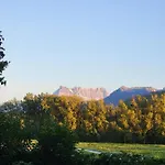 Casa de Férias Rhône 4, Villa, Jardin, Vélos, Balançoires, Jeux, 200m étang Vieux Rhône